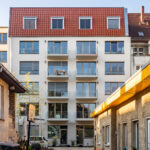 Modern-minimalistische Fassade im Innenhof von Haus 1